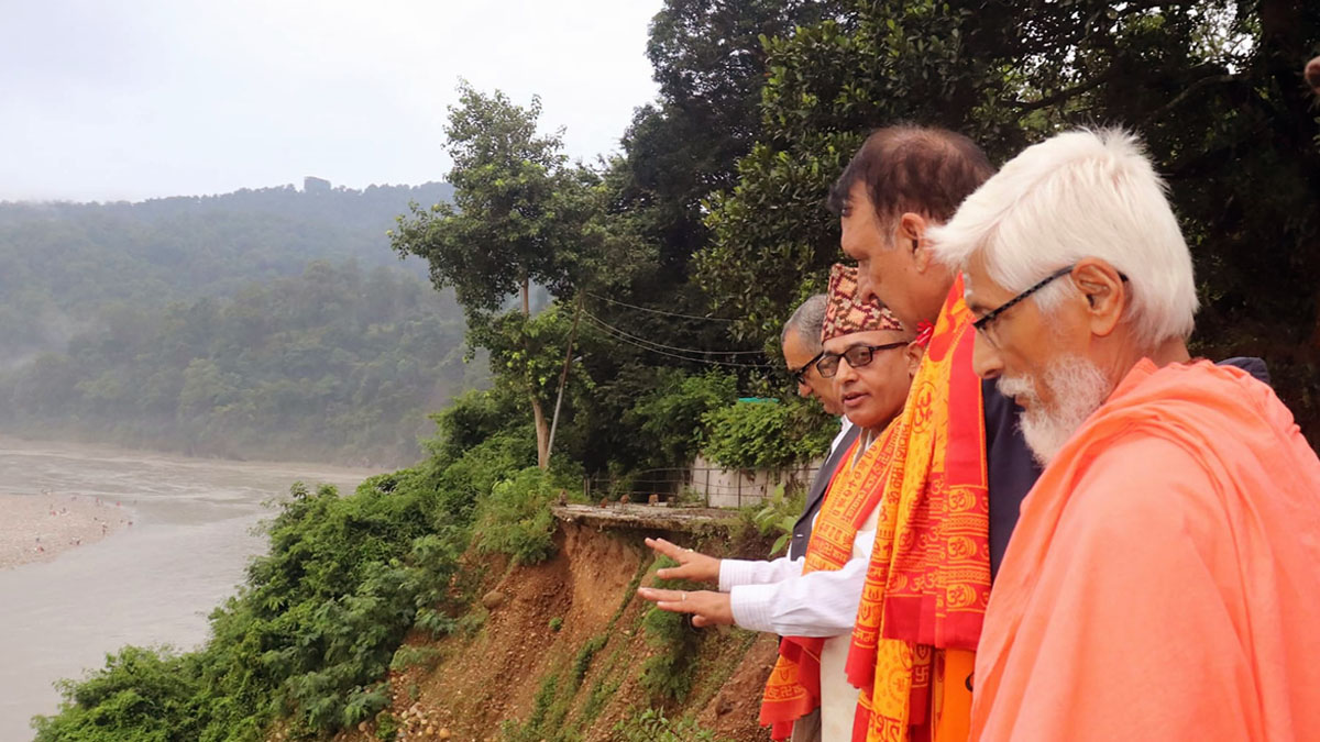 अर्थमन्त्री डा. महतद्वारा गलेश्वर आश्रमको पहिरो निरीक्षण